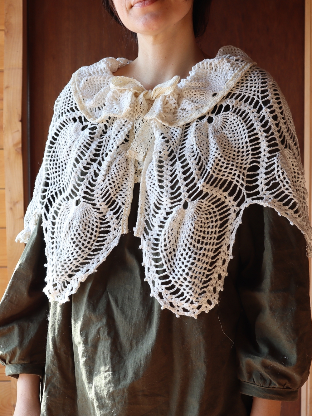 Hand Crocheted Cream Lace Capelet Upcycled Vintage Cotton Tablecloth Collar - Picture 5 of 6